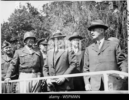 L bis R: Generalmajor Floyd Parks, US Kommandierender General, Berlin; Gen. George S. Patton Jr. Kommandierender General, US, 3. Armee; Oberst W. H. Kyle, Adjutant zum Kriegsminister Stimson; J. J. McCloy, Stellvertretender Sekretär des Krieges; H.H. Bundy; und Kriegsminister Henry Stimson. Sie sind die Überprüfung der 2. gepanzerten Abteilung in Berlin, Deutschland während der Potsdamer Konferenz. Stockfoto