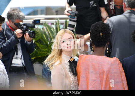 Die amerikanische Schauspielerin und Jurymitglied Elle Fanning stellt am Fotoshooting für die 72. Internationalen Filmfestspiele von Cannes in Cannes, Frankreich, 14. Mai 2019. Stockfoto