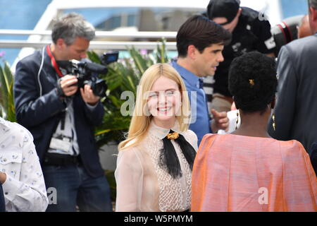 Die amerikanische Schauspielerin und Jurymitglied Elle Fanning stellt am Fotoshooting für die 72. Internationalen Filmfestspiele von Cannes in Cannes, Frankreich, 14. Mai 2019. Stockfoto