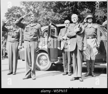 L bis R: Unbekannter Offizier, Generalmajor Floyd Parks, Kommandierender General, Berlin, Bezirk, John J. McCloyd, Stellvertretender Sekretär des Krieges, Henry Stimson, Sekretär des Krieges, und Gen. George S. Patton salute wie der 2. gepanzerten Abteilung Band spielt Gruß zu den Allgemein bei einer Überprüfung der Division in Berlin, Deutschland während der Potsdamer Konferenz. Stockfoto