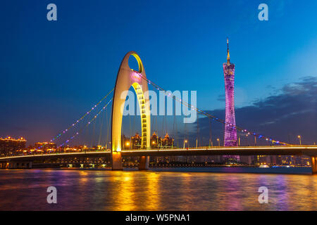 ------ Sicht eine Nacht der Liede Brücke über den Pearl River und den Canton Tower in Guangzhou City, die südchinesische Provinz Guangdong, 26. Mai 2016. Stockfoto
