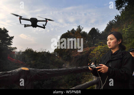 - - Datei - - ein Fotograf betreibt ein Unmanned Aerial Vehicle (UAV), oder Drohne, des DJI (Dajiang Innovationen), im Landschaftspark Wulingyuan gelegen malerischen und historischen Interesse A Stockfoto