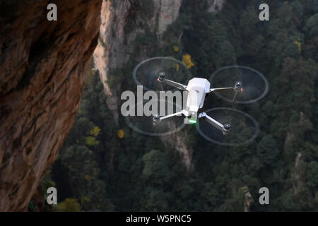 ---- Ein Unmanned Aerial Vehicle (UAV), oder Drohne, des DJI (Dajiang Innovationen), fliegt über Landschaftspark Wulingyuan gelegen malerischen und historischen Interesse, in Zhangjiaj Stockfoto