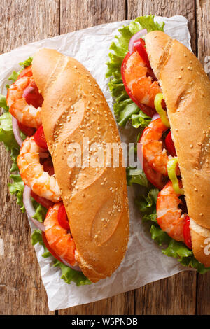 Gesunde Sandwiches mit Riesengarnelen, Sommer Gemüse close-up auf Papier auf dem Tisch. Vertikal oben Ansicht von oben Stockfoto