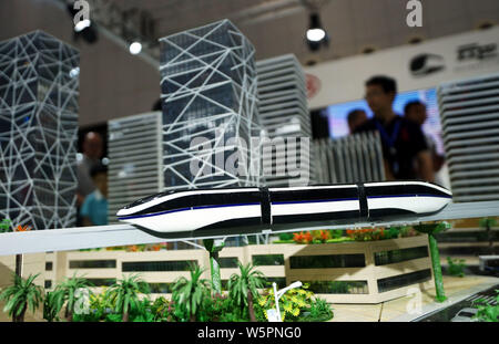 Eine Einschienenbahn verbindet den Bahnhof Modell der betitelt kyRail' ist in der 3. Welt Intelligence Kongress (WIC) in Tianjin, China, 18. Mai 2019. China's New en Stockfoto