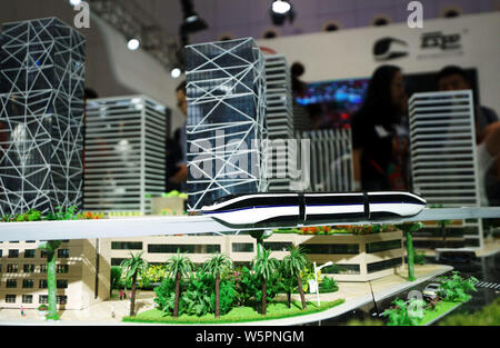 Eine Einschienenbahn verbindet den Bahnhof Modell der betitelt kyRail' ist in der 3. Welt Intelligence Kongress (WIC) in Tianjin, China, 18. Mai 2019. China's New en Stockfoto