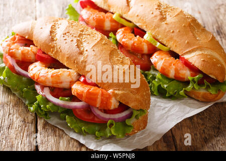 Gesunde Sandwiches mit Riesengarnelen, Sommer Gemüse close-up auf Papier auf dem Tisch. Horizontale Stockfoto