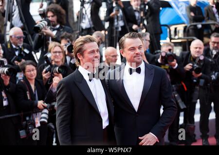 Amerikanische Schauspieler Brad Pitt, Links, und Leonardo DiCaprio ankommen auf dem roten Teppich für die Premiere des Films 'Once Upon a Time in Hollywood" während Stockfoto