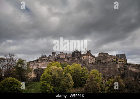 Die Burg von Edinburgh, Edinburgh, Schottland - 2. Mai 2019. Dunkle Wolken über Schloss Edinburgh in Schottland Stockfoto