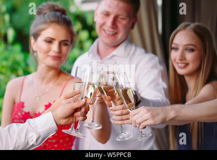 Freunde im Restaurant mit einem Toast. Stockfoto