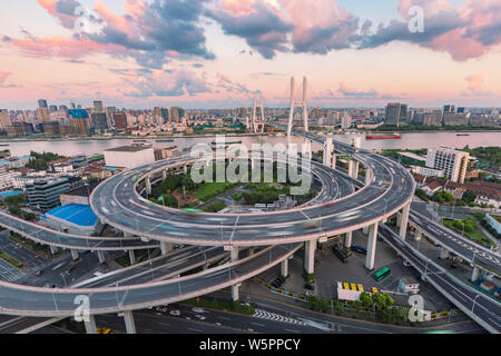 Eine Luftaufnahme der Nanpu Brücke überspannt den Fluss Huangpu in Shanghai, China, 9. September 2018. Stockfoto