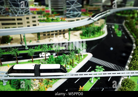 Eine Einschienenbahn verbindet den Bahnhof Modell der betitelt kyRail' ist in der 3. Welt Intelligence Kongress (WIC) in Tianjin, China, 18. Mai 2019. China's New en Stockfoto