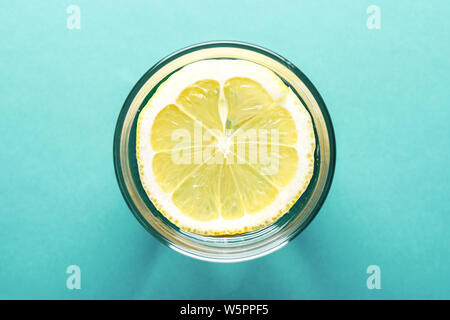 Sommer detox Cocktail. Wasser mit Zitrone Top View close-up auf Türkisfarbenem Hintergrund Stockfoto