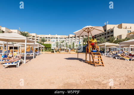 Aqaba, Jordanien - November 6, 2017: ein Rettungsschwimmer sitzen auf Überwachung Turm am Strand am Roten Meer im Golf von Aqaba im InterContinental EIN Stockfoto