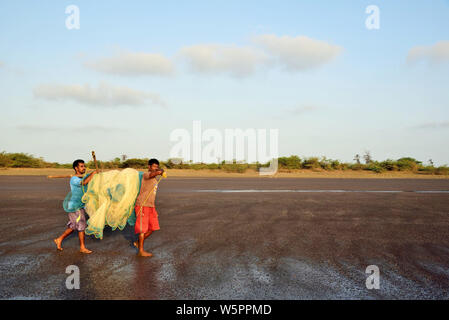 Fischer die Fischernetze Surwada Strand Valsad Gujarat Indien Asien Stockfoto