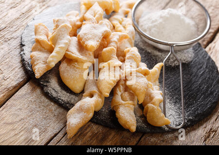 Frisch Angel Wings Plätzchen mit Puderzucker close-up, auf dem Tisch. Horizontale Stockfoto