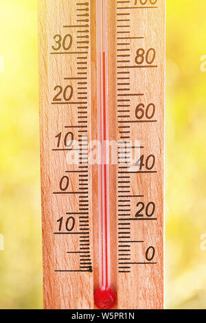 Thermometer Anzeigen hohe Temperaturen von 30 Grad in der Sonne Sommer Tag Stockfoto