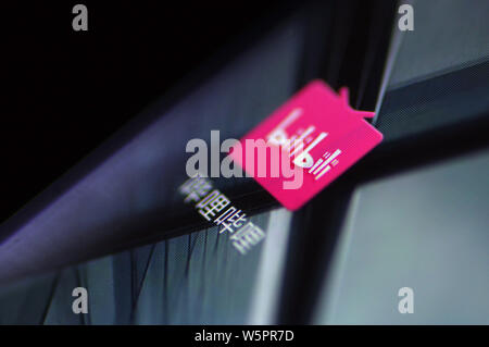 ---- Ein netizen durchsucht die mobile App der Chinesischen online video sharing und Unterhaltung Service Bilibili Inc. auf sein Smartphone in Ji'nan Stadt, Eas Stockfoto