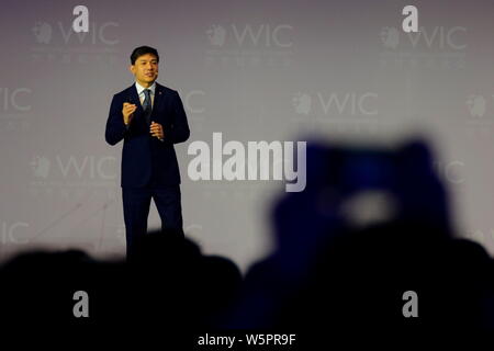 ---- Robin Li Yanhong, Vorsitzender und CEO von Baidu, spricht im Forum während der ersten Welt Intelligence Kongress, auch als WIC 2017 bekannt, in Stockfoto