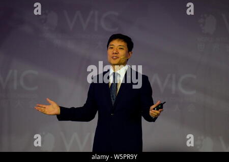 ---- Robin Li Yanhong, Vorsitzender und CEO von Baidu, spricht im Forum während der ersten Welt Intelligence Kongress, auch als WIC 2017 bekannt, in Stockfoto