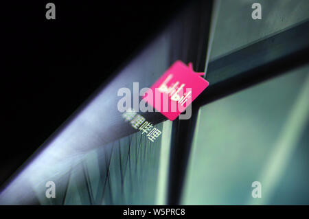 ---- Ein netizen durchsucht die mobile App der Chinesischen online video sharing und Unterhaltung Service Bilibili Inc. auf sein Smartphone in Ji'nan Stadt, Eas Stockfoto