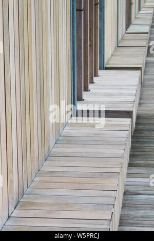 Straße Holzbank in der Perspektive, Bank im Park. Holz- wand. Stockfoto