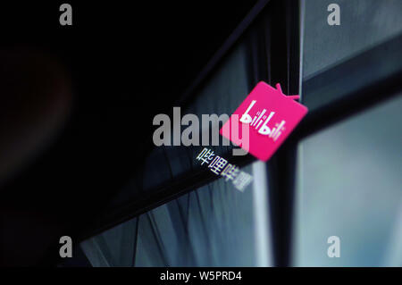 ---- Ein netizen durchsucht die mobile App der Chinesischen online video sharing und Unterhaltung Service Bilibili Inc. auf sein Smartphone in Ji'nan Stadt, Eas Stockfoto