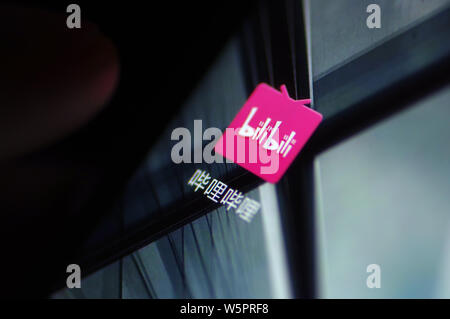 ---- Ein netizen durchsucht die mobile App der Chinesischen online video sharing und Unterhaltung Service Bilibili Inc. auf sein Smartphone in Ji'nan Stadt, Eas Stockfoto