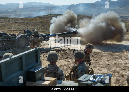 Us-Marines mit Mike Batterie, 3.Bataillon, 11 Marine Regiment, 1st Marine Division, Feuer ein M777 Haubitze bei Brand Übung (firex) 19 bei Marine Corps Base Camp Pendleton, Kalifornien, 26. Juli 2019. FIREX 19 ist ein REGIMENTAL-Übung entwickelt, Interner Standard operating procedures zu verbessern und zu ermöglichen, dass mehrere Batterien zusammen in der Vorbereitung für Stahl Ritter, eine jährliche bekämpfen Bereitschaft übung zu trainieren. (U.S. Marine Corps Foto von Lance Cpl. Ana S. Madrigal) Stockfoto