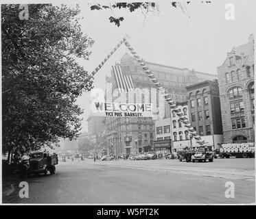 Große Zeichen über Pennsylvania Avenue hing, in der Nähe des Willard Hotel, sagen, Willkommen Vice Pres Barkley. Präsident Harry S. Truman und Vice President-elect Alben W. Barkley nur nach Washington, DC, die nach ihrem Sieg bei den Wahlen von 1948 zurückgekehrt war. Stockfoto