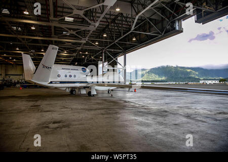 Die Northrop Grumman RQ-4 Global Hawk wird als High-Altitude Long Endurance Plattform zur Unterstützung von US-Vermögenswerten weltweit verwendet wird. Die NASA und Northrop Grumman am arbeiten, müssen der Global Hawk an Bord Marine Corps Base Hawaii sein Flug Fähigkeiten zu testen. (U.S. Marine Corps Foto von Pfc. Samantha Sanchez) Stockfoto