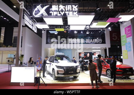 ---- Leute besuchen Sie den Stand von Iflytek Co. während der 18. Internationalen Automobil- Ausstellung in Shanghai, die auch als Auto Shanghai 2019 bekannt, Stockfoto