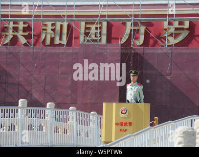 Einem chinesischen paramilitärischen Polizist wacht vor Gerüste vor der Tribüne Platz des Himmlischen Friedens in Peking, China, renoviert zu sein, 6. Mai 2019. Stockfoto