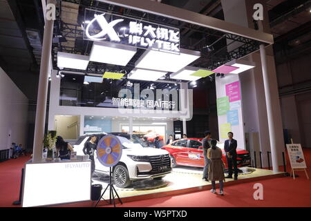 ---- Leute besuchen Sie den Stand von Iflytek Co. während der 18. Internationalen Automobil- Ausstellung in Shanghai, die auch als Auto Shanghai 2019 bekannt, Stockfoto