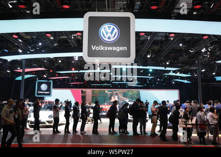 ---- Leute besuchen Sie den Stand von Shanghai Volkswagen in der 18. Internationalen Automobil- Ausstellung, die auch als Auto Shanghai 2019 bekannt, Stockfoto