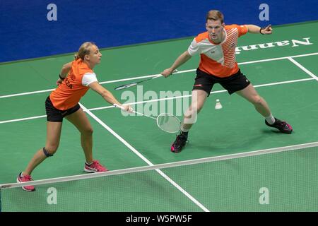 Robin Tabeling und Selena Piek der Niederlande zurück einen Schuß zu Ronan Labar und Anne Tran von Frankreich in der Gruppe 2 ein Spiel während der gesamten BWF Sudir Stockfoto