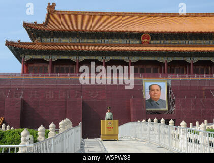 Einem chinesischen paramilitärischen Polizist wacht vor dem himmlischen Podium unter Renovierung in Peking, China, 7. Mai 2019. Stockfoto
