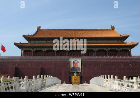 Die chinesischen paramilitärischen Polizisten stehen Wache vor dem himmlischen Podium unter Renovierung in Peking, China, 7. Mai 2019. Stockfoto