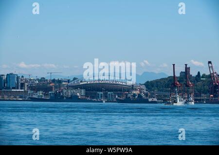 190729-N-AD 499-1181 SEATTLE (29. Juli 2019) Der Arleigh-burke-Klasse geführte Anti-raketen-Zerstörer USS Spruance (DDG111), die ticonderoga-Klasse geführte-missile Cruiser USS Mobile Bay (CG53), der U.S. Coast Guard Cutter Aktiv (WMEC-618) und die Kingston-Klasse Küstenschutz Schiff HMCS Edmonton in einer Parade von Schiffen in der Elliott Bay während des 70. jährlichen Seattle Flotte Woche teilnehmen. Seattle Flotte Woche 2019 ist eine Zeit - Feier des Meeres Leistungen geehrt, und bietet die Möglichkeit für die Bürgerinnen und Bürger in Washington zu treffen Segler und Küstenwache sowie Zeugnis aus erster Hand die neuesten capabil Stockfoto