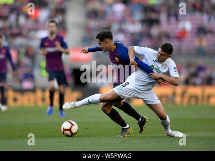 Philippe Coutinho, Links, des FC Barcelona Herausforderungen Francisco Portillo von Getafe CF während ihrer 37. Runde der Liga Saison 2018-2019 bei C Stockfoto