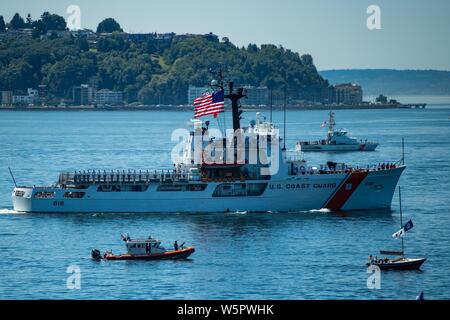 190729-N-SH 284-0182 SEATTLE (29. Juli 2019) Der U.S. Coast Guard Cutter Aktiv (WMEC-618) beteiligt sich an einer Parade von Schiffen in der Elliott Bay während des 70. jährlichen Seattle Flotte Woche. Seattle Flotte Woche 2019 ist eine Zeit - Feier des Meeres Leistungen geehrt, und bietet die Möglichkeit für die Bürgerinnen und Bürger in Washington zu treffen Segler und Küstenwache sowie Zeugnis aus erster Hand die neuesten Funktionen der heutigen Maritime Services. (U.S. Marine Foto von Mass Communication Specialist 2. Klasse Vaughan Dill/Freigegeben) Stockfoto