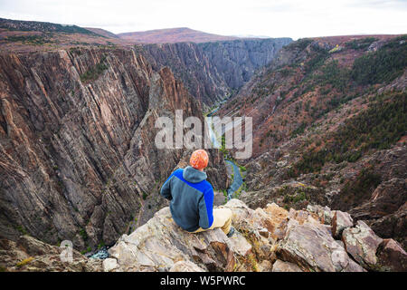 Touristen auf den Granitfelsen der schwarzen Schlucht des Gunnison, Colorado, USA Stockfoto