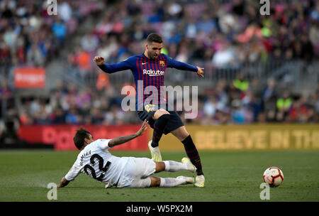 Damian Suarez, unten, von Getafe CF bahnen Abel Ruiz des FC Barcelona in der 37. Runde der Liga Saison 2018-2019 im Camp Nou Stockfoto