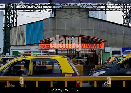 Mahalaxmi Bahnhof Eingang auf road Mumbai Maharashtra Indien Asien Stockfoto