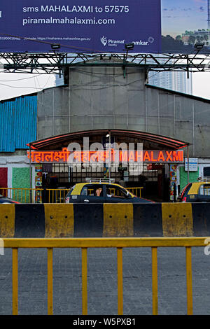 Mahalaxmi Bahnhof Eingang auf road Mumbai Maharashtra Indien Asien Stockfoto