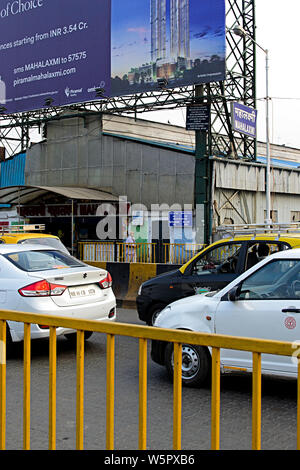 Mahalaxmi Bahnhof Eingang auf road Mumbai Maharashtra Indien Asien Stockfoto