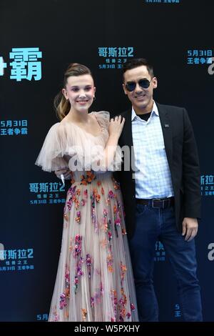 Englische Schauspielerin und Modell Millie Bobby Brown, Links, und amerikanische Regisseur und Produzent Michael Dougherty besuchen eine Premiere für neuen Film 'G Stockfoto