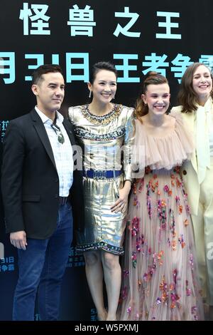 (Von links) amerikanischer Filmregisseur und Produzent Michael Dougherty, chinesische Schauspielerin Zhang Ziyi, englische Schauspielerin und Model Millie Bobby Brown, und Ameri Stockfoto