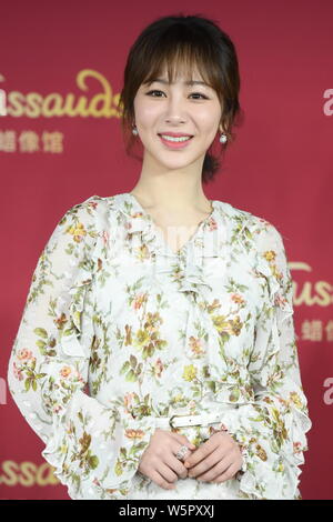 Chinesische Schauspielerin Andy Yang oder Yang Zi stellt während einer enthüllungsfeier für die wachsfigur von ihr an der Madame Tussauds Museum in Peking, China, 28. Stockfoto