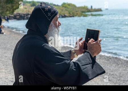 Tabgha, Israel - 18. Mai 2019: Koptischen Mönch an der Kirche in Tabgha am See Genezareth Stockfoto